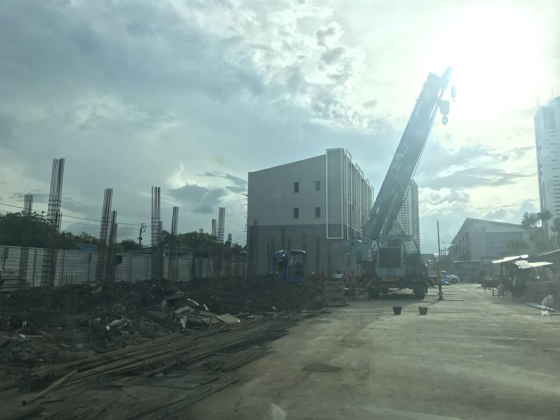 เครนล้อยาง BIG MACHINE TRADING ทำงานหน้างานก่อสร้างโครงการ PLEX BANGNA