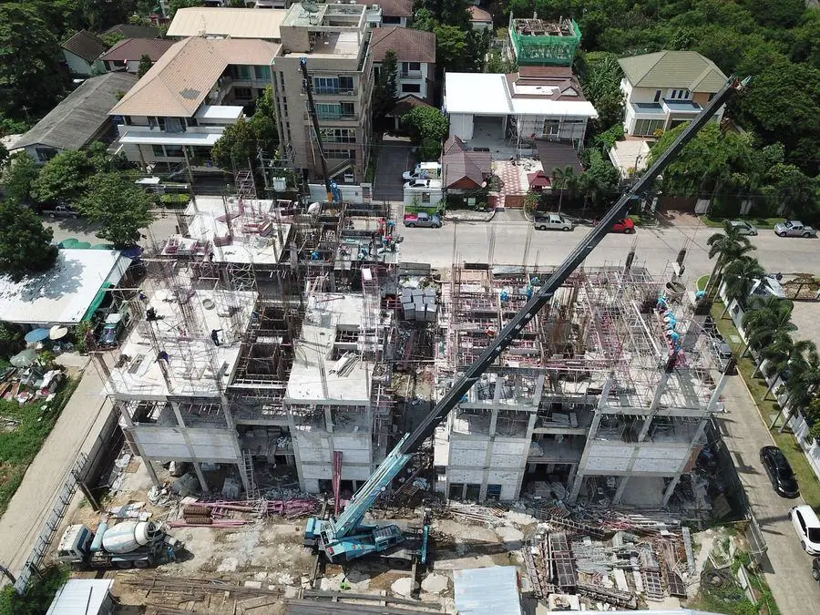 ไซต์งานก่อสร้างที่ BIG MACHINE TRADING นำเครนเข้าไปทำงาน มุมสูง