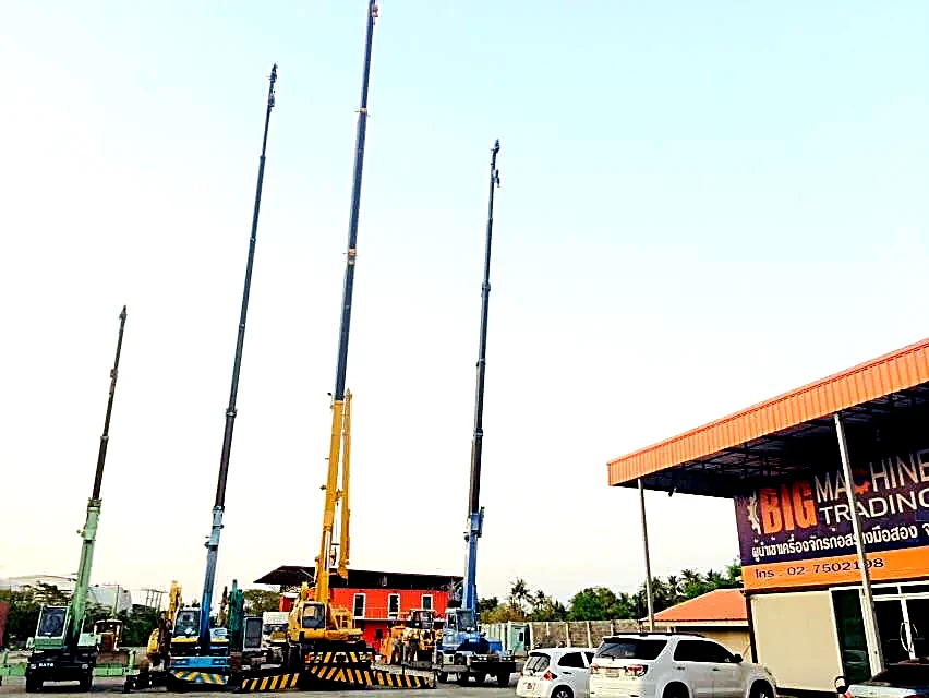 เครนหลายคันยืดบูมเต็มพร้อมใช้งานหน้าออฟฟิศ BIG MACHINE TRADING