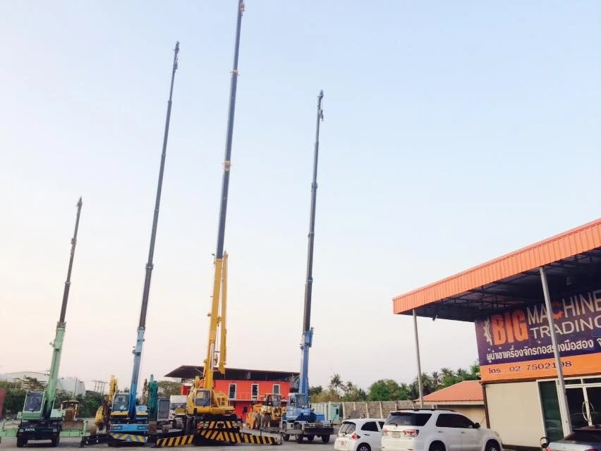 เครนหลายขนาดของ BIG MACHINE TRADING จอดพร้อมใช้งานที่สำนักงานบางพลี