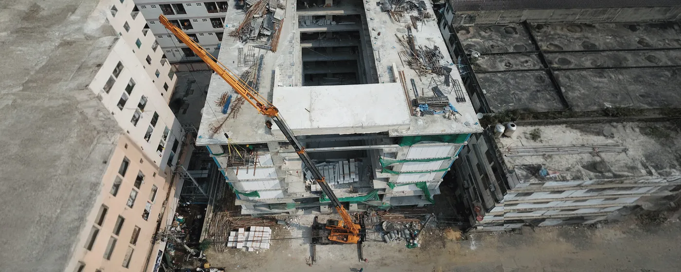 มุมสูงเครน BIG MACHINE TRADING ทำงานที่ไซต์งานก่อสร้าง