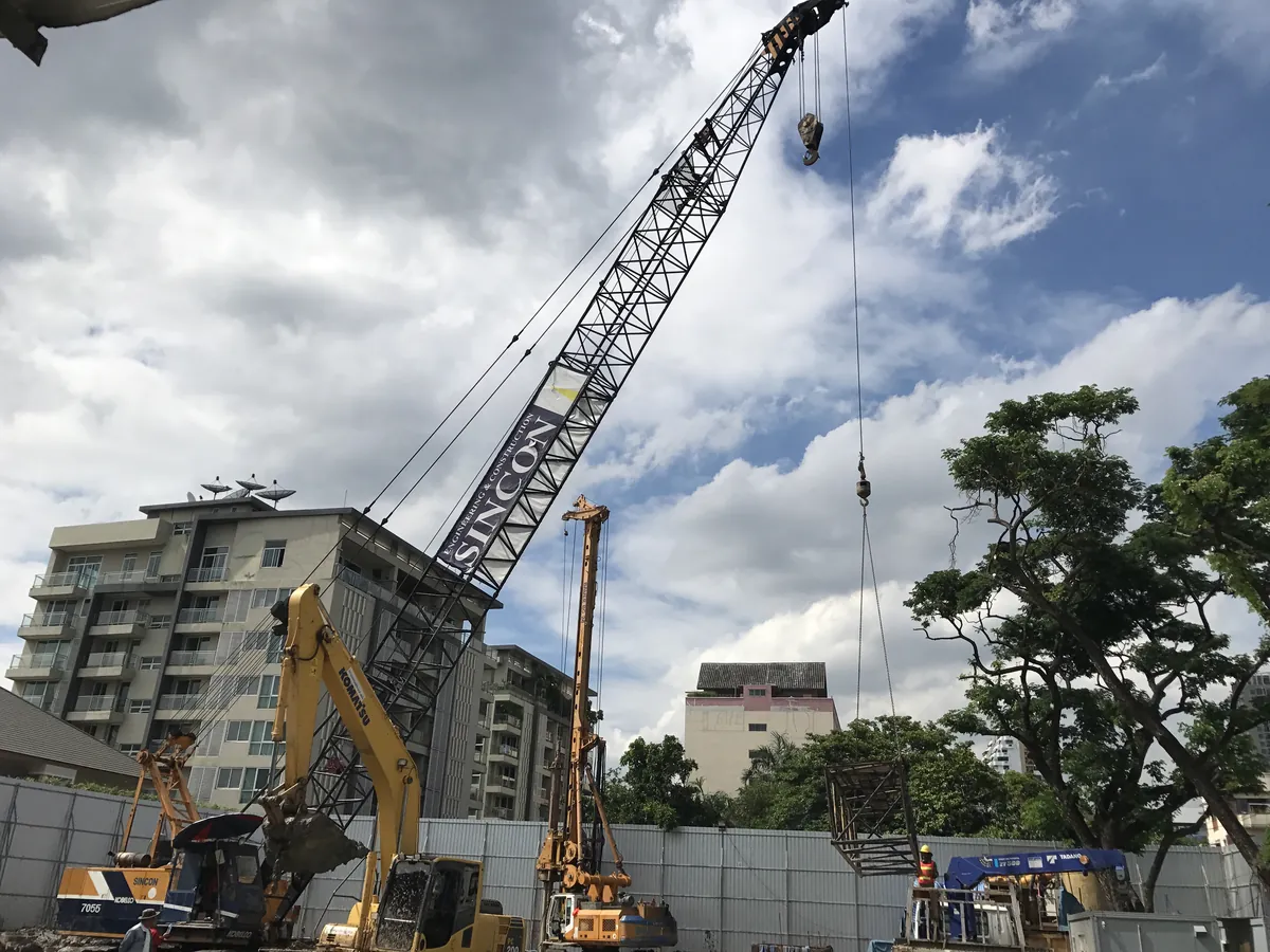 เครน BIG MACHINE TRADING ยกงานติดตั้งกระจกอาคารสูงในกรุงเทพฯ