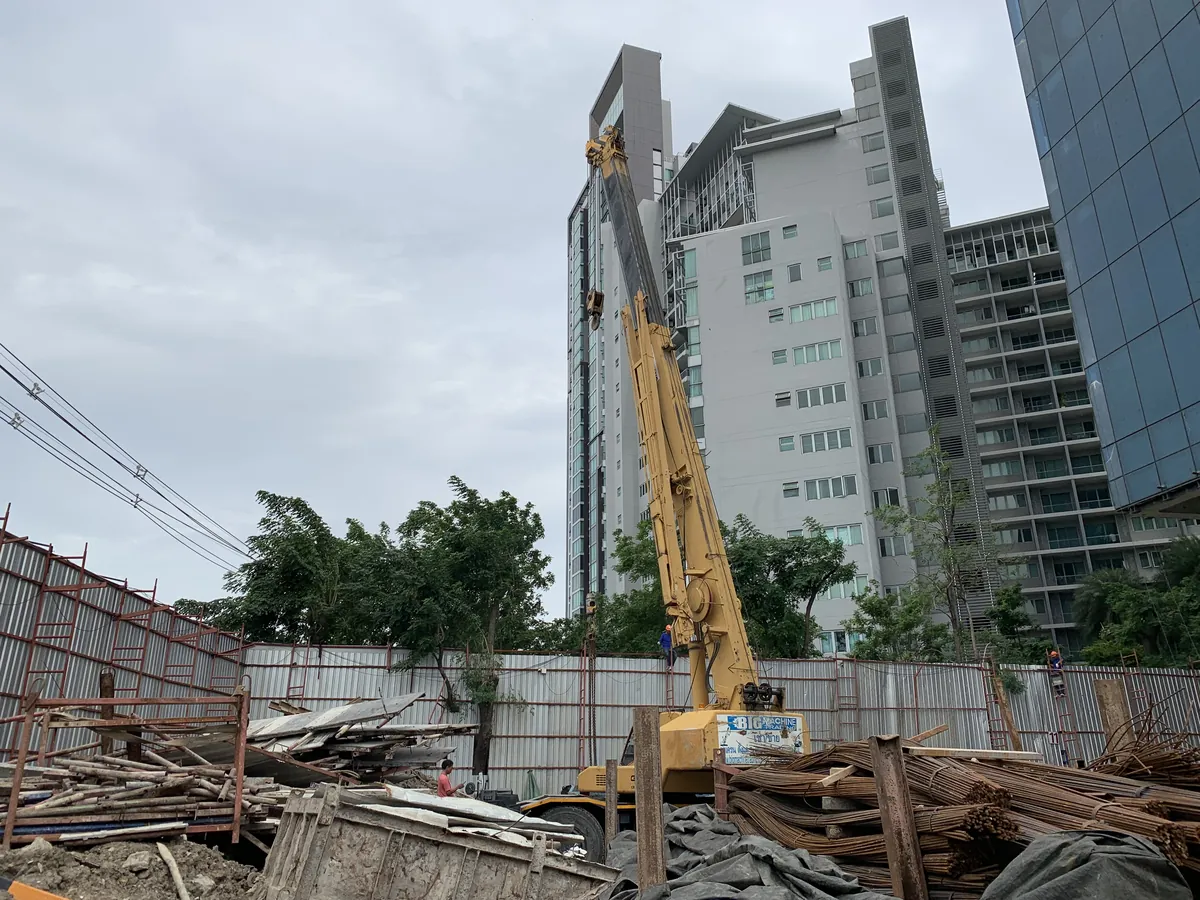 เครน BIG MACHINE TRADING ทำงานหน้างานก่อสร้างกลางเมืองกรุงเทพฯ
