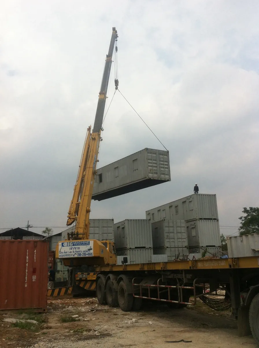 เครน BIG MACHINE TRADING ทำงานติดตั้งโครงเหล็กด้านข้างอาคารในกรุงเทพฯ