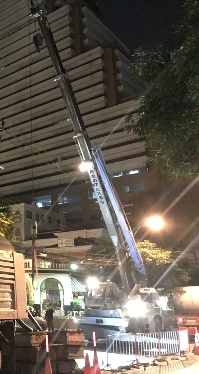 เครน BIG MACHINE TRADING ทำงานกลางคืนขนย้ายวัสดุในกรุงเทพฯ เห็นตัวรถ