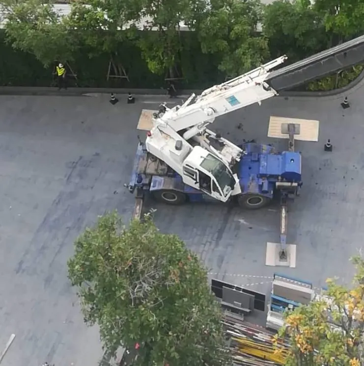 มุมสูงจากโดรน เครน BIG MACHINE TRADING ทำงานหน้างานในซอยกลางกรุงเทพฯ เห็นตัวรถ