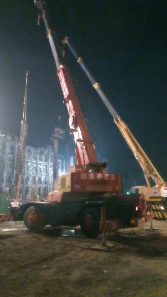 เครน BIG MACHINE TRADING ทำงานกลางคืนที่ไซต์ก่อสร้างในสมุทรปราการ