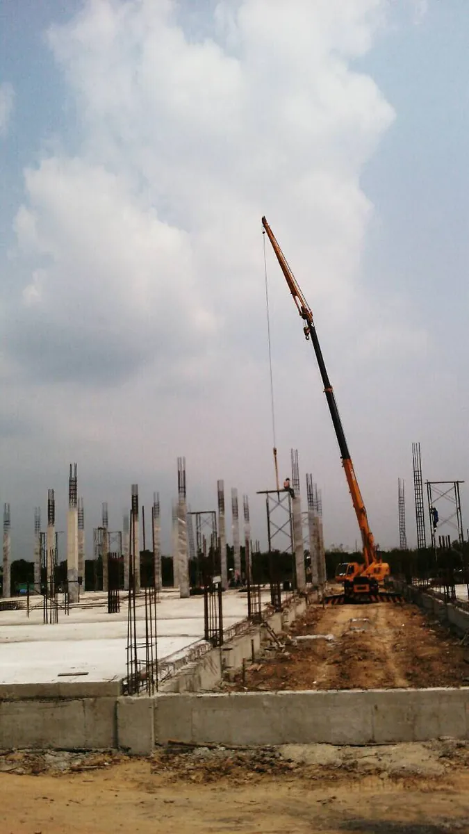 เครน BIG MACHINE TRADING ทำงานยกแผ่นพรีคาสท์ไซต์ก่อสร้างในสมุทรปราการ