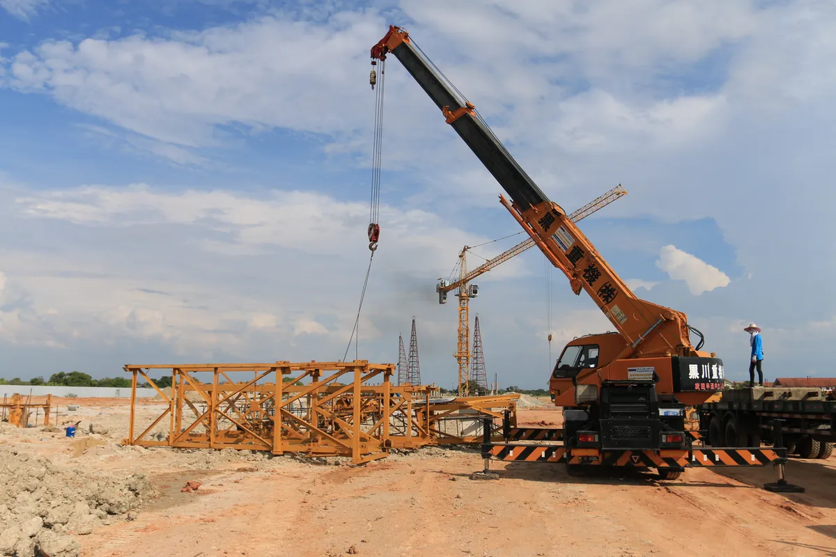เครน BIG MACHINE TRADING ทำงานหน้างานก่อสร้างโรงงานในสมุทรปราการ