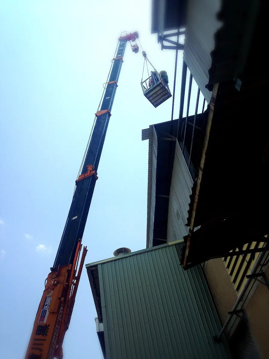 เครน BIG MACHINE TRADING ทำงานยกของขึ้นอาคารสูงในสมุทรปราการ