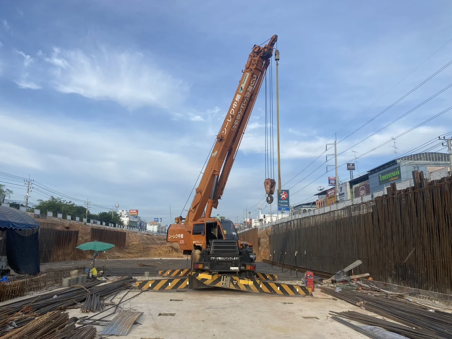 เครนยืดบูมสูงหน้างานก่อสร้างแยกพนมสารคาม ฉะเชิงเทรา