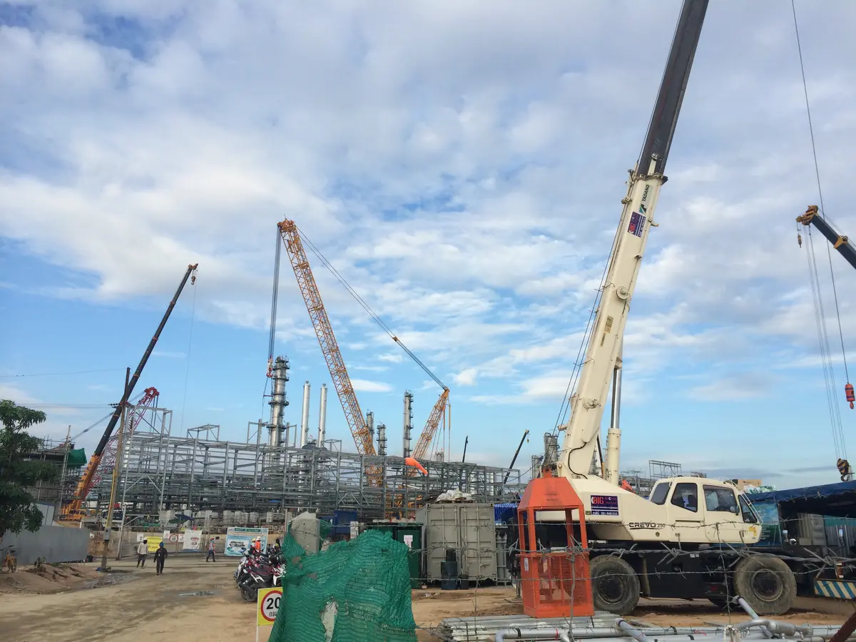 เครน BIG MACHINE TRADING ทำงานในโรงงานอุตสาหกรรมแหลมฉบัง ชลบุรี