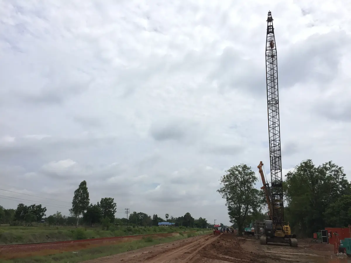 เครนตีนตะขาบทำงานริมทางรถไฟในพื้นที่ขอนแก่น