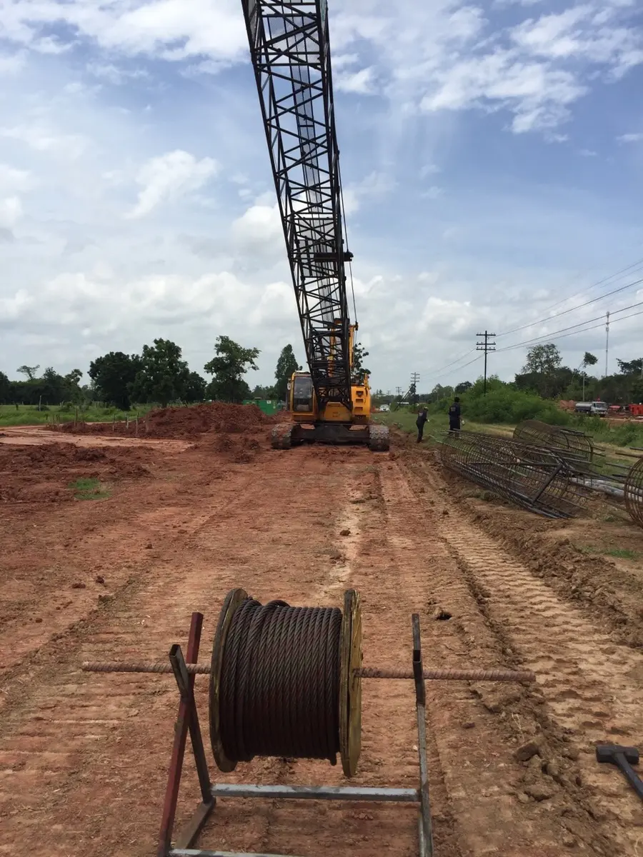 เครนตีนตะขาบเตรียมงานหน้างานก่อสร้างทางรถไฟ พร้อมม้วนลวดสลิงหน้างาน
