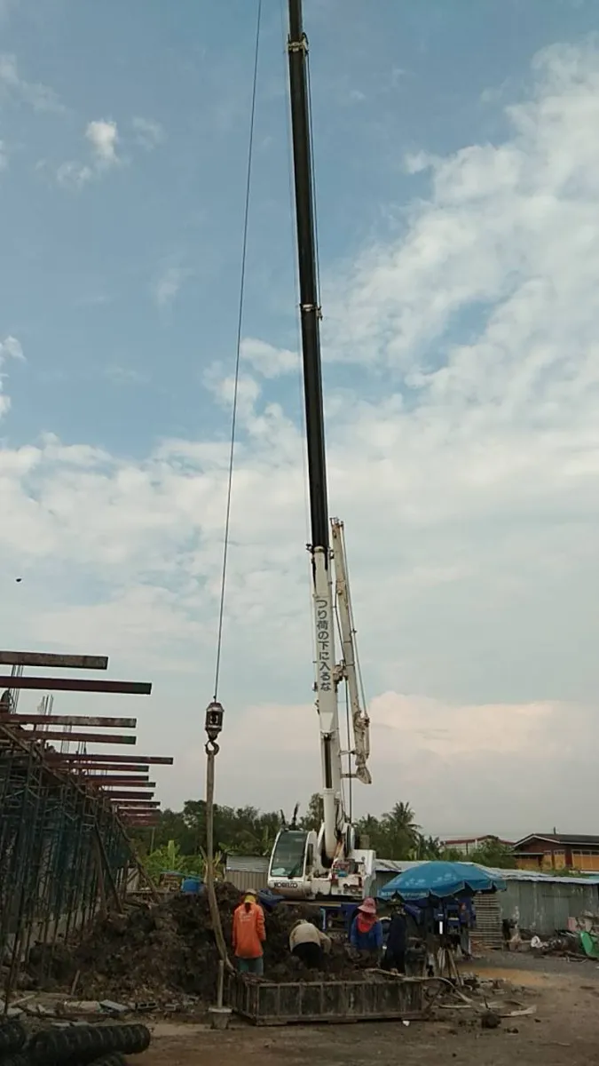 เครน BIG MACHINE TRADING ยืดบูมสูงยกวัสดุที่ไซต์ก่อสร้าง อำเภอลาดหลุมแก้ว ปทุมธานี