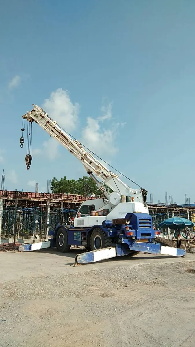 เครน BIG MACHINE TRADING กางขา Outrigger พร้อมทำงานที่ อำเภอลาดหลุมแก้ว ปทุมธานี