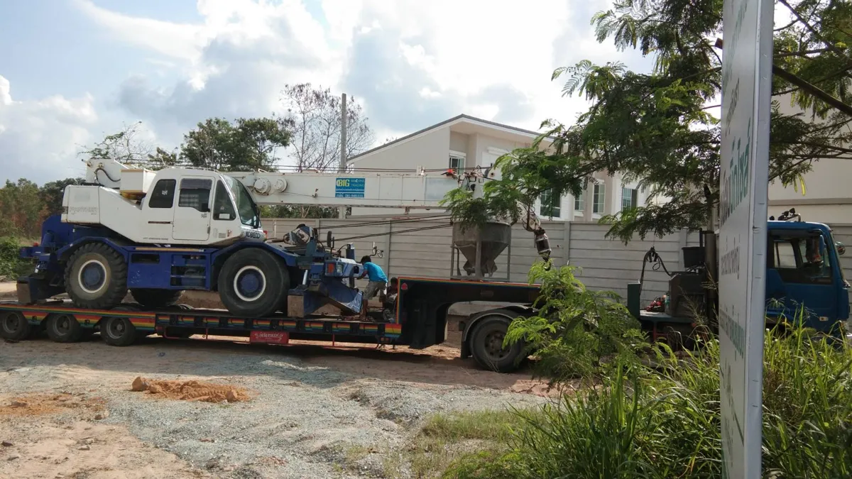 เครน 25 ตัน BIG MACHINE TRADING ขนส่งเข้าไซต์งานหมู่บ้านจัดสรร อำเภอลาดหลุมแก้ว ปทุมธานี