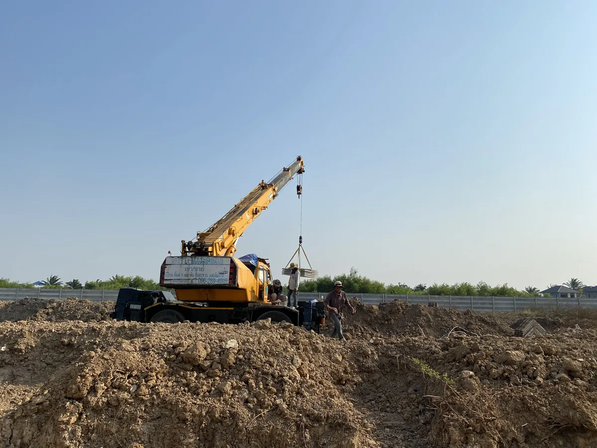 เครน BIG MACHINE TRADING 25 ตัน ทำงานเตรียมพื้นที่หน้างานในปทุมธานี