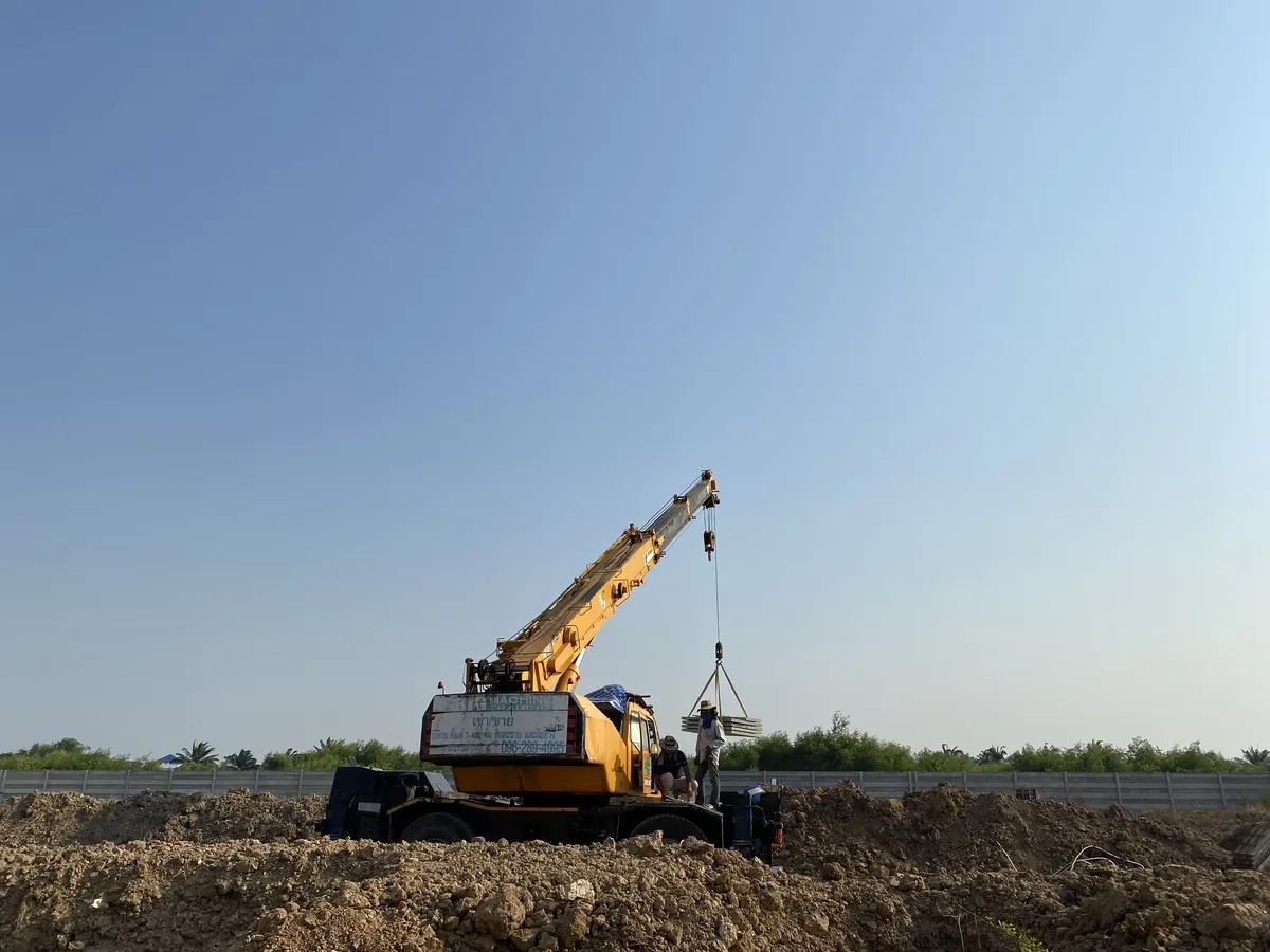 เครน BIG MACHINE TRADING 25 ตัน ทำงานหน้างานก่อสร้างในปทุมธานี