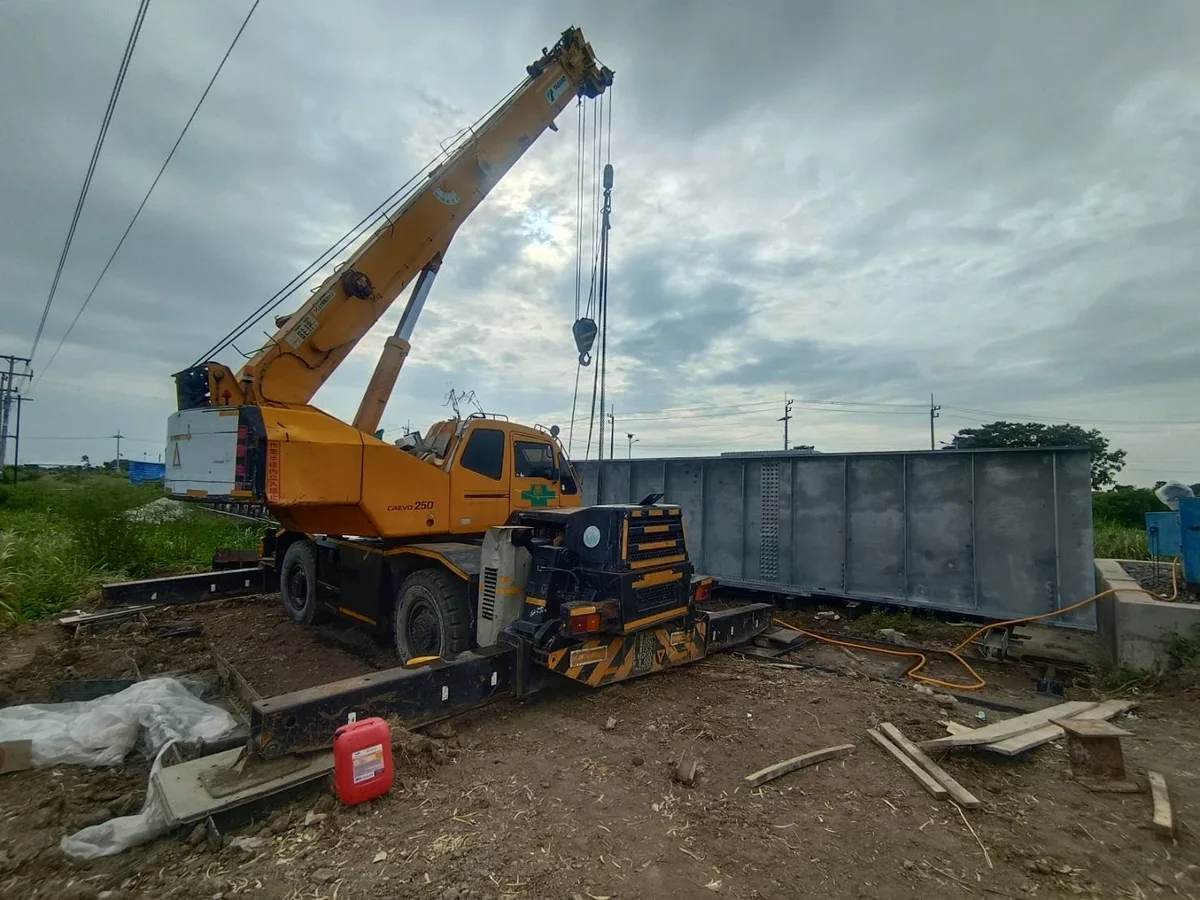เครนตั้งข้างโครงเหล็กสะพานรถไฟระหว่างงานซ่อมแซมในสระบุรี