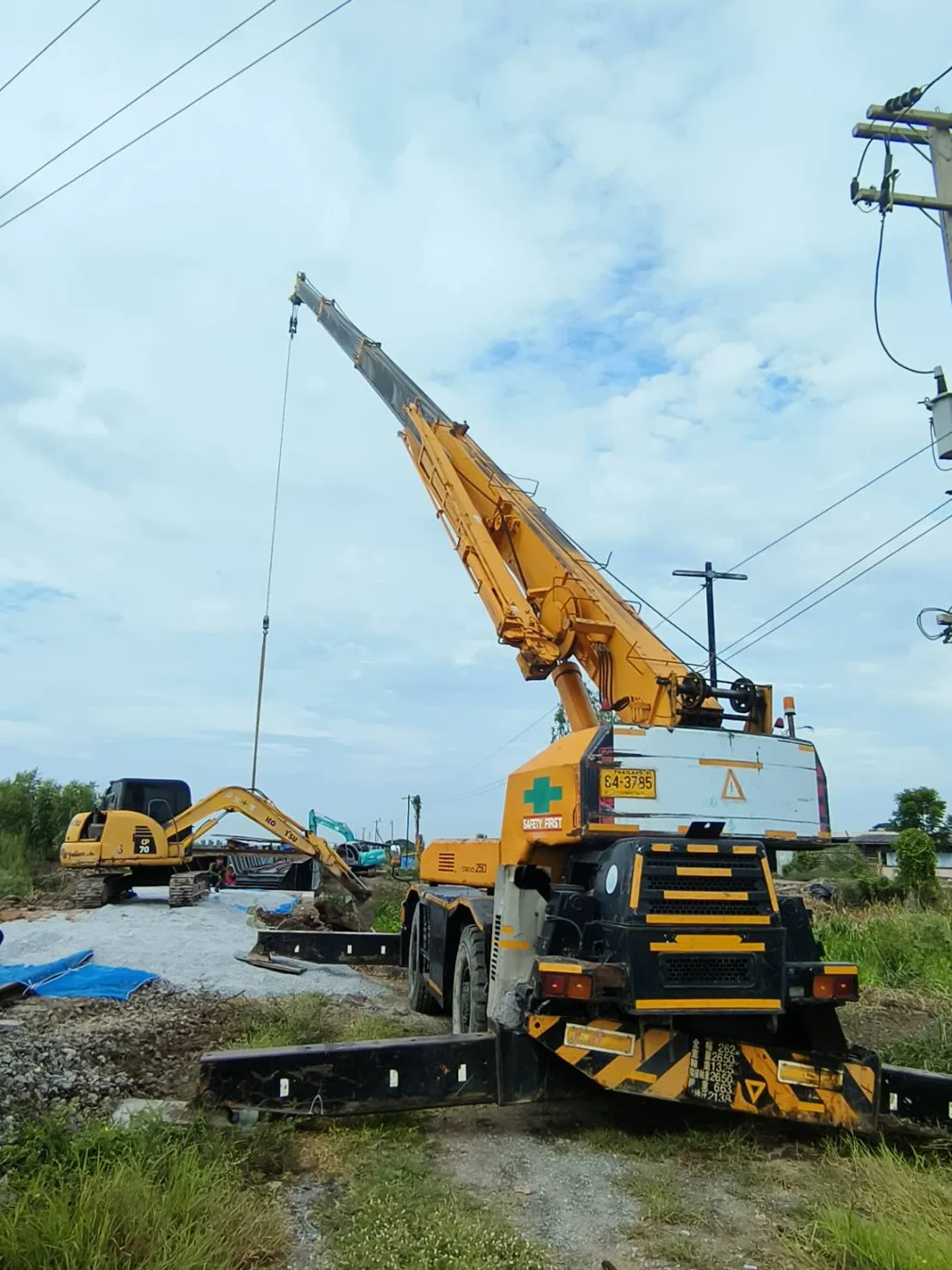 เครน BIG MACHINE TRADING ทำงานร่วมกับรถขุดหน้างานสะพาน